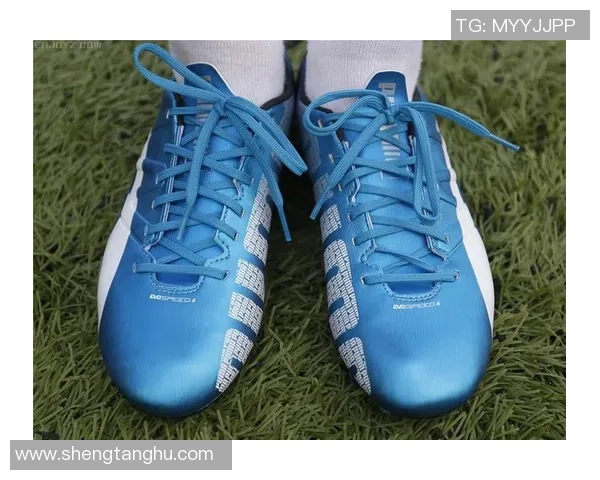 阿迪达斯蓝色妖姬足球鞋助你在球场上展现无与伦比的风采与实力